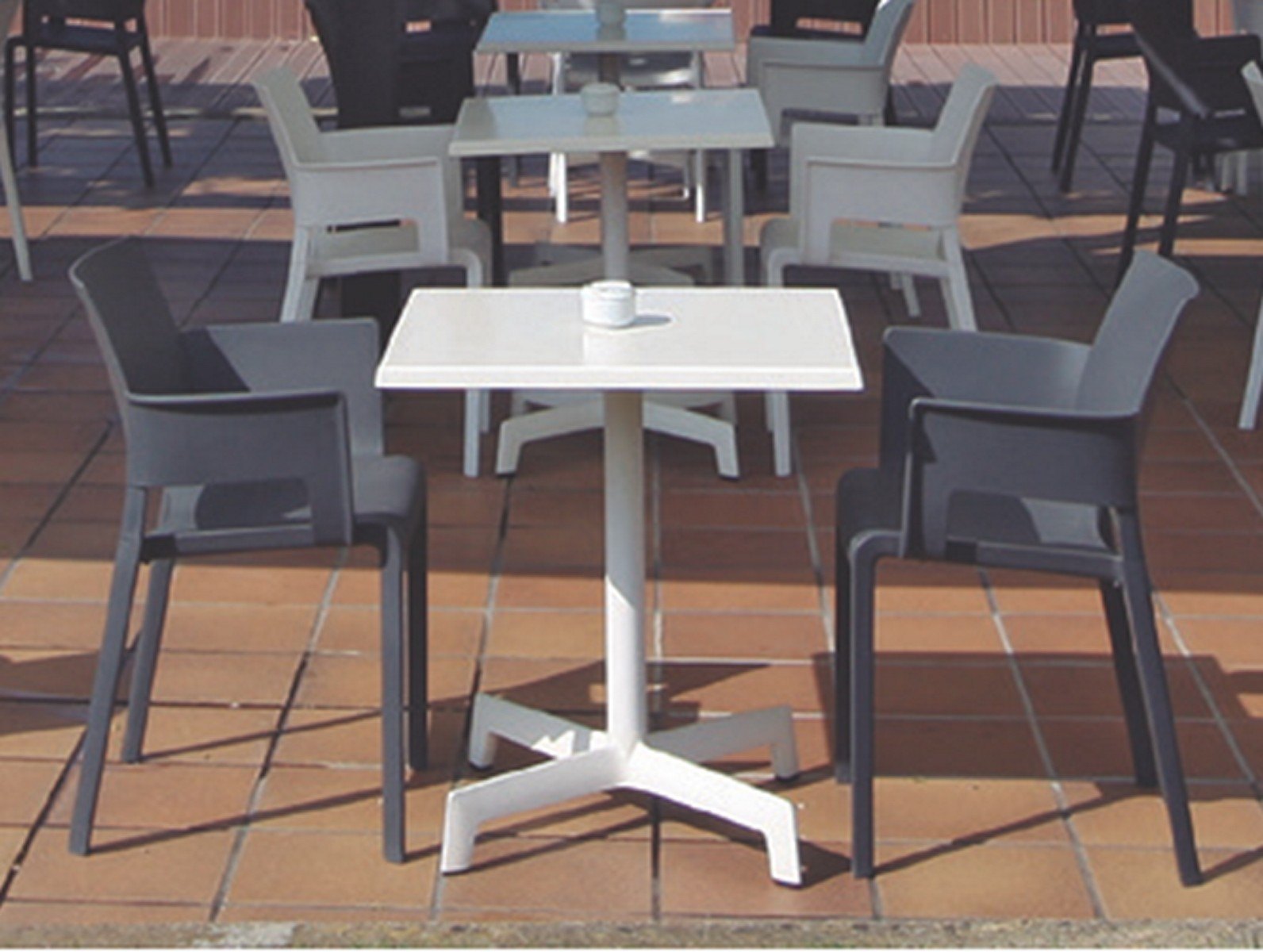 Sputnik mesa negra hosteleria 05