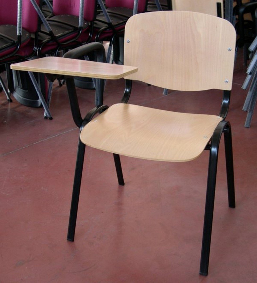 sillas madera pala escritura CONFERENCIA mobel hispania 03 1