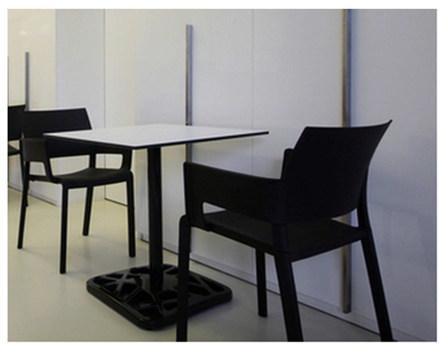 net_mesa_aluminio_pie_central_compacto_blanco__01 net mesa aluminio pie central compacto blanco 01